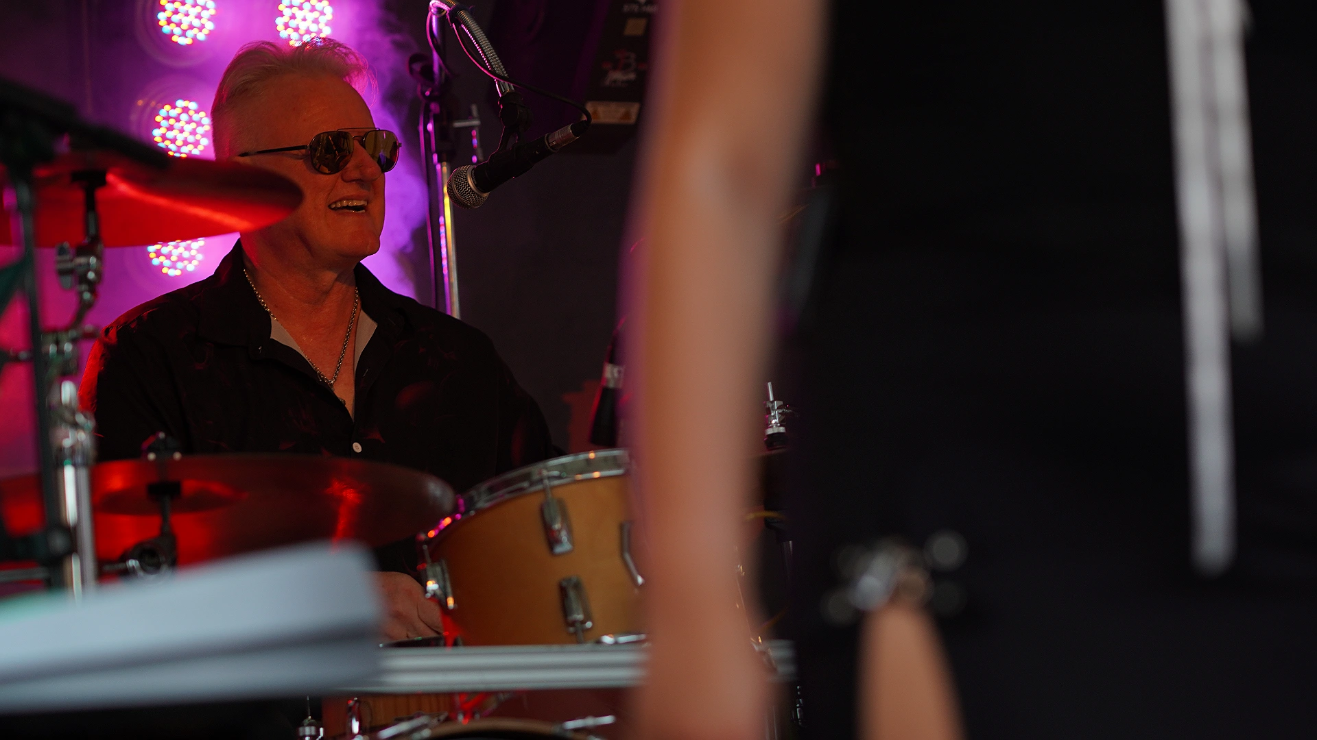 Matze lacht hinter dem Drumset