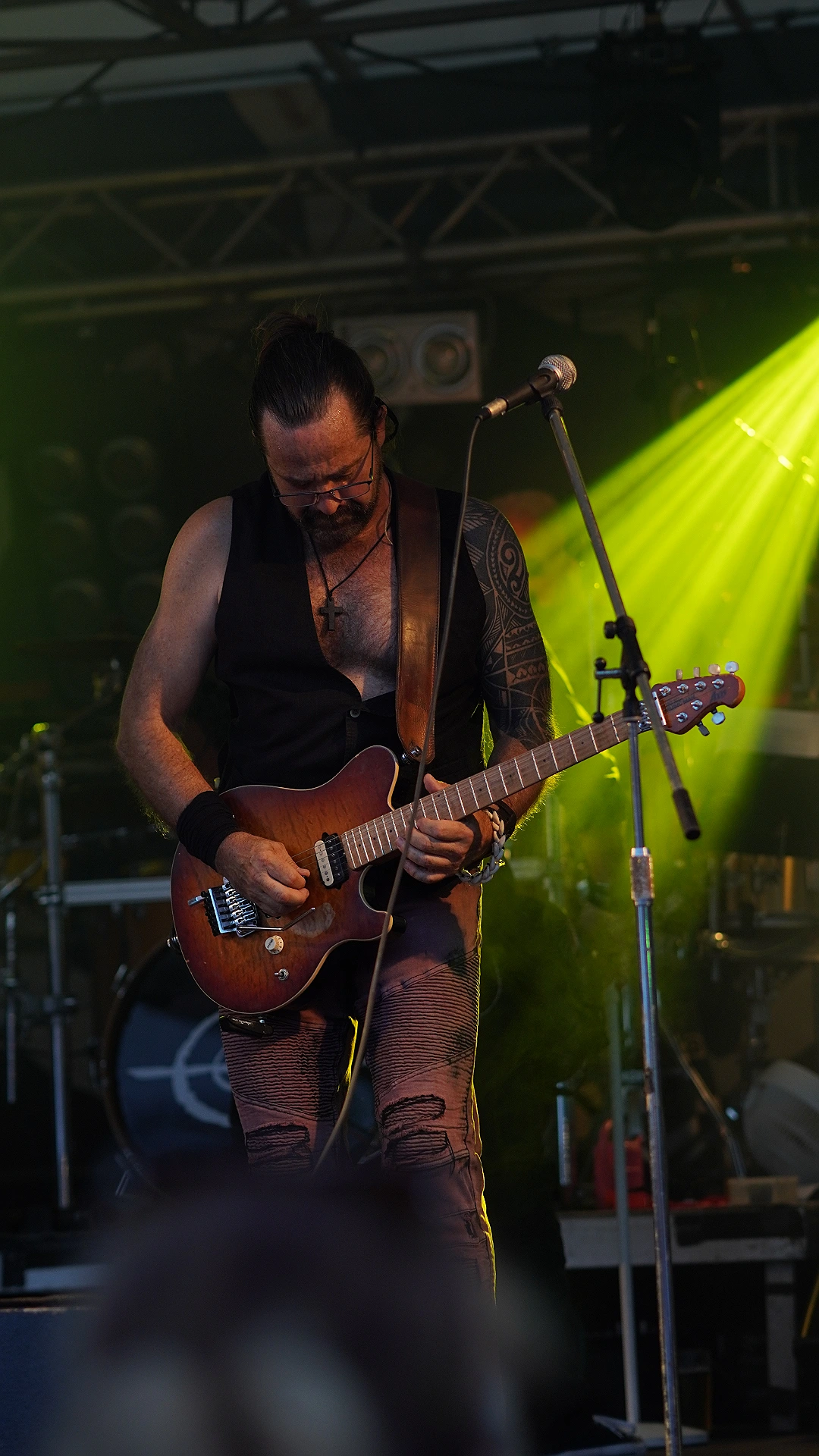 Bruno versunken im Gitarrensolo