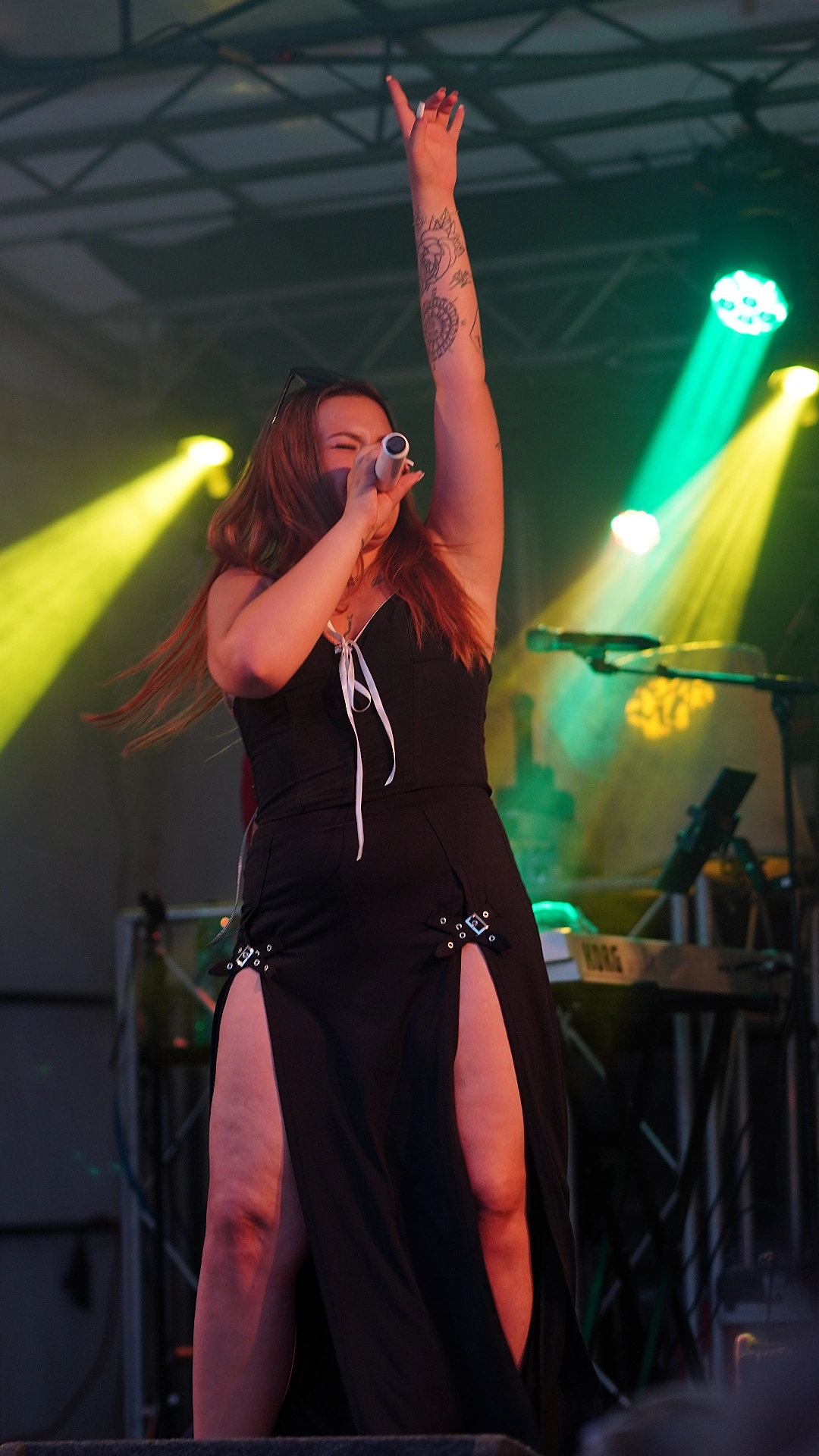 Emy singt mit erhobener Hand