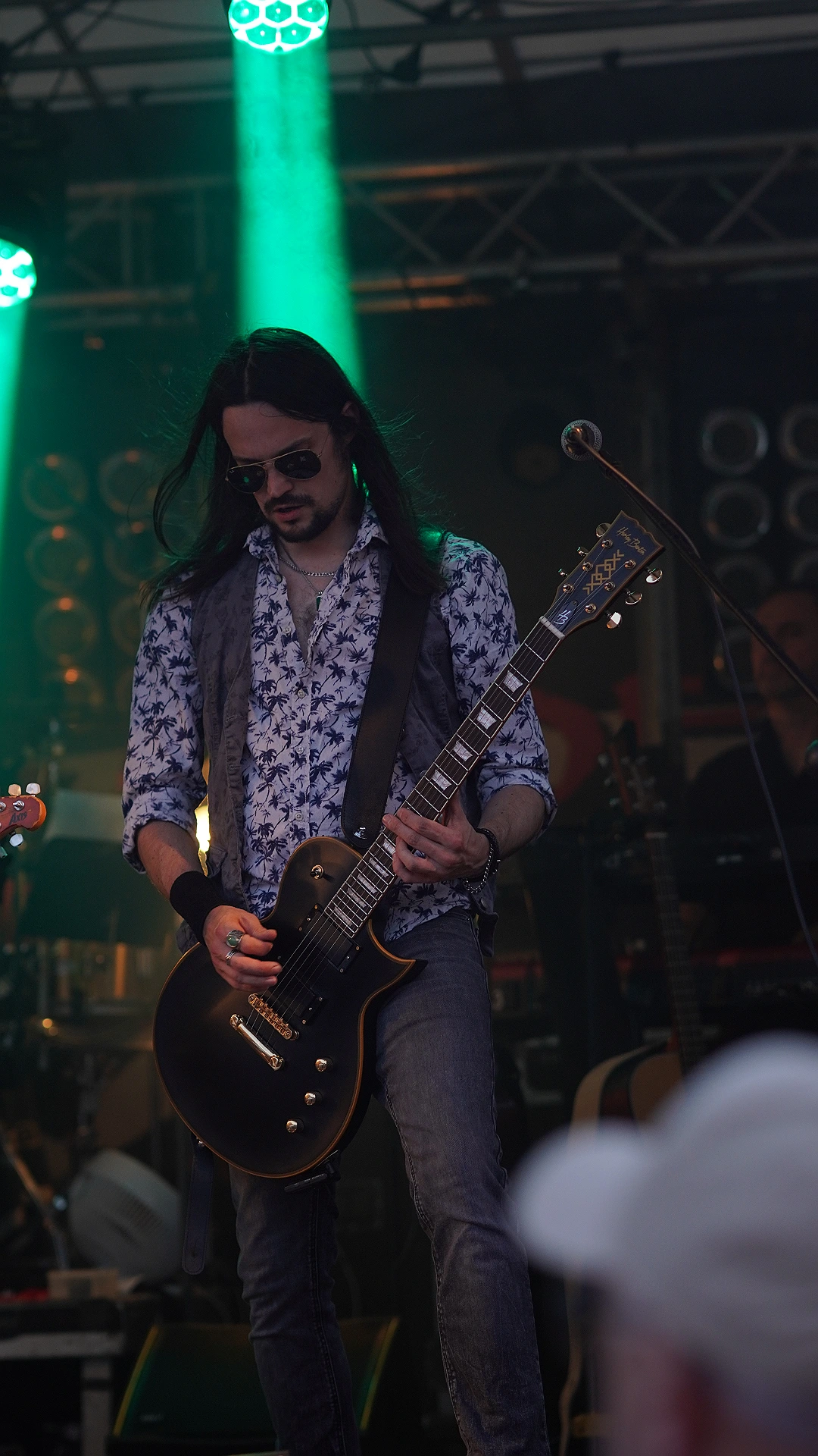 Gitarrist Micha unter grünem Spot