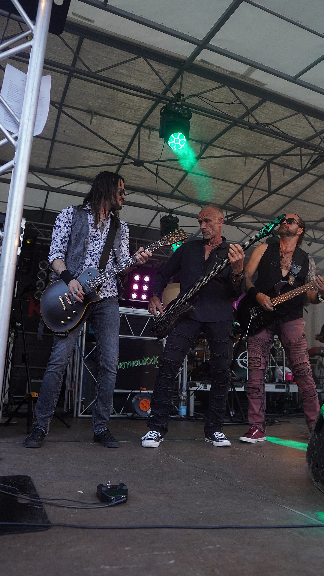 Gitarre, Bass und Guitar in einer Reihe