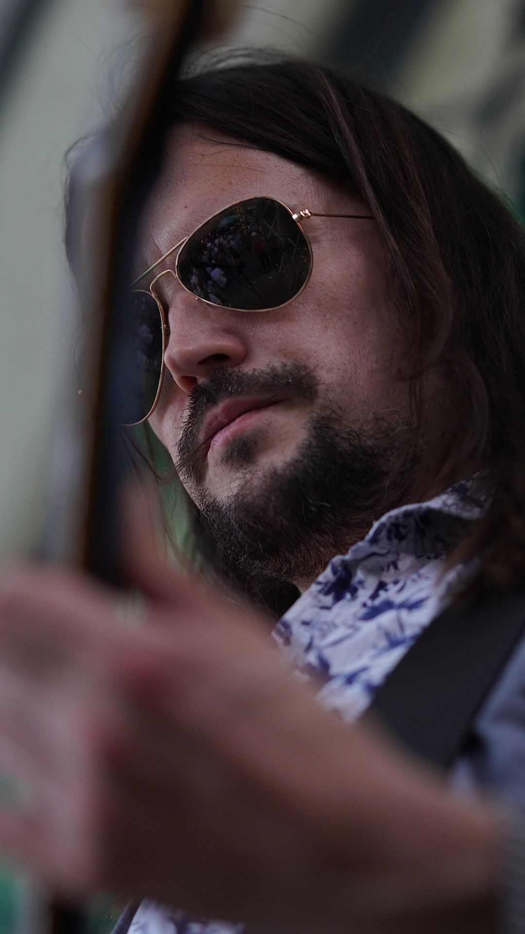 Portrait von Micha mit Sonnenbrille