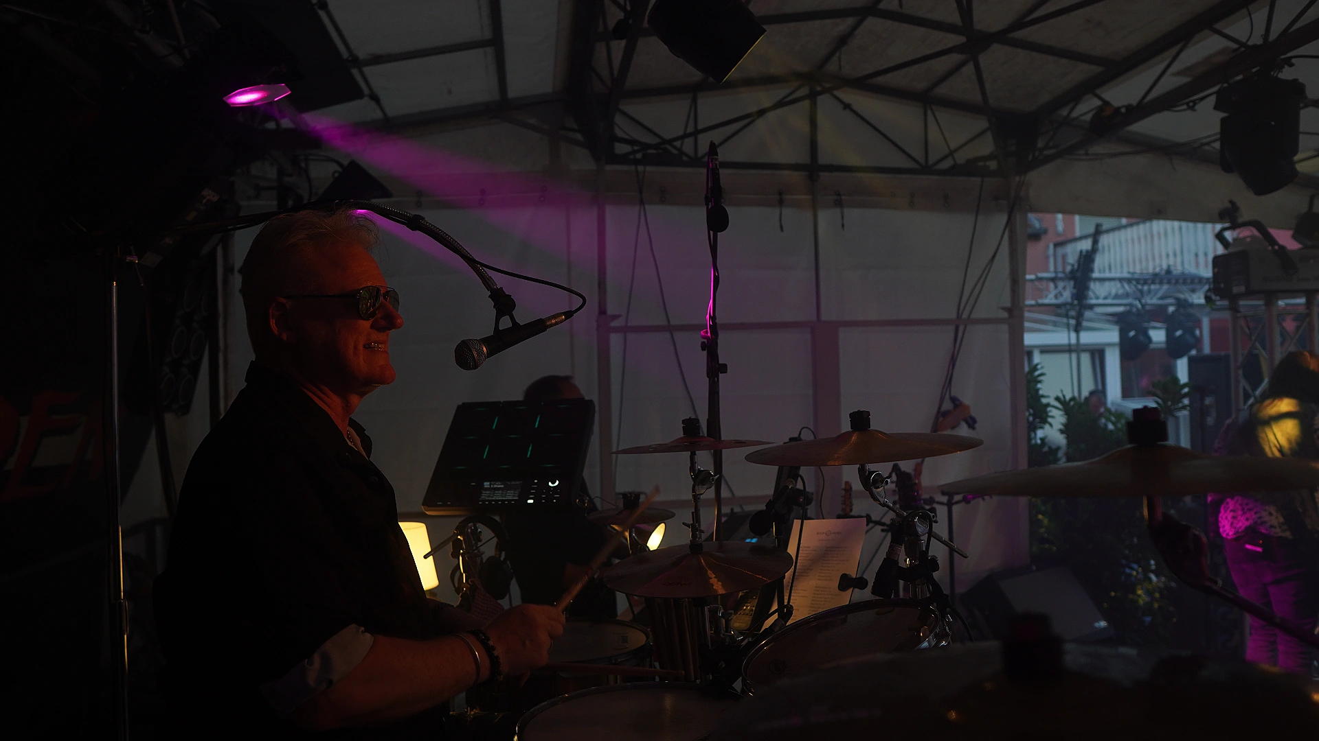 Drums im pinken Scheinwerferlicht