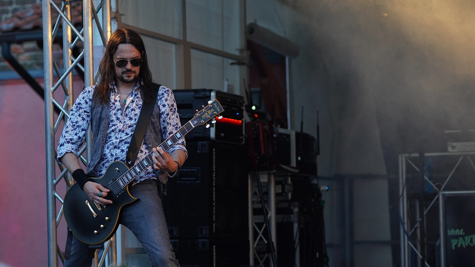 Micha mit Les Paul im Abendlicht